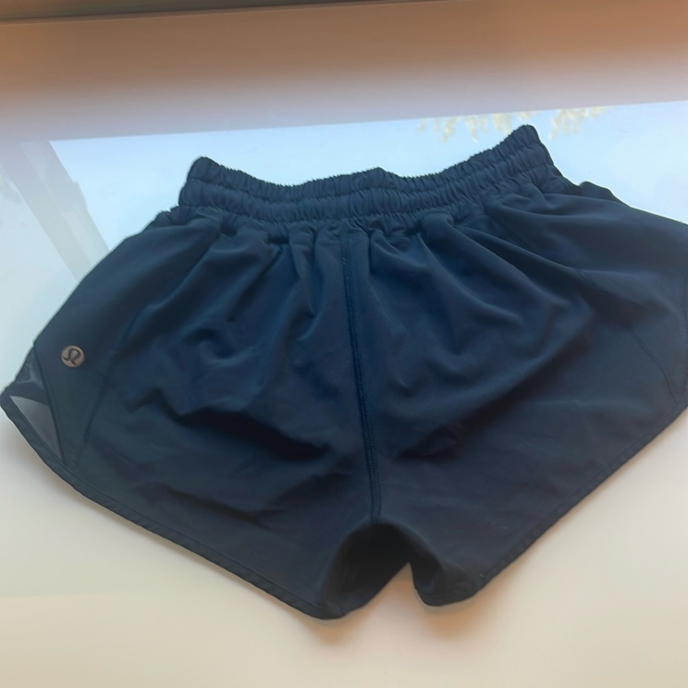 Lululemon Navy Hotty Hot 2” shorts Sz 2 no tag great condition